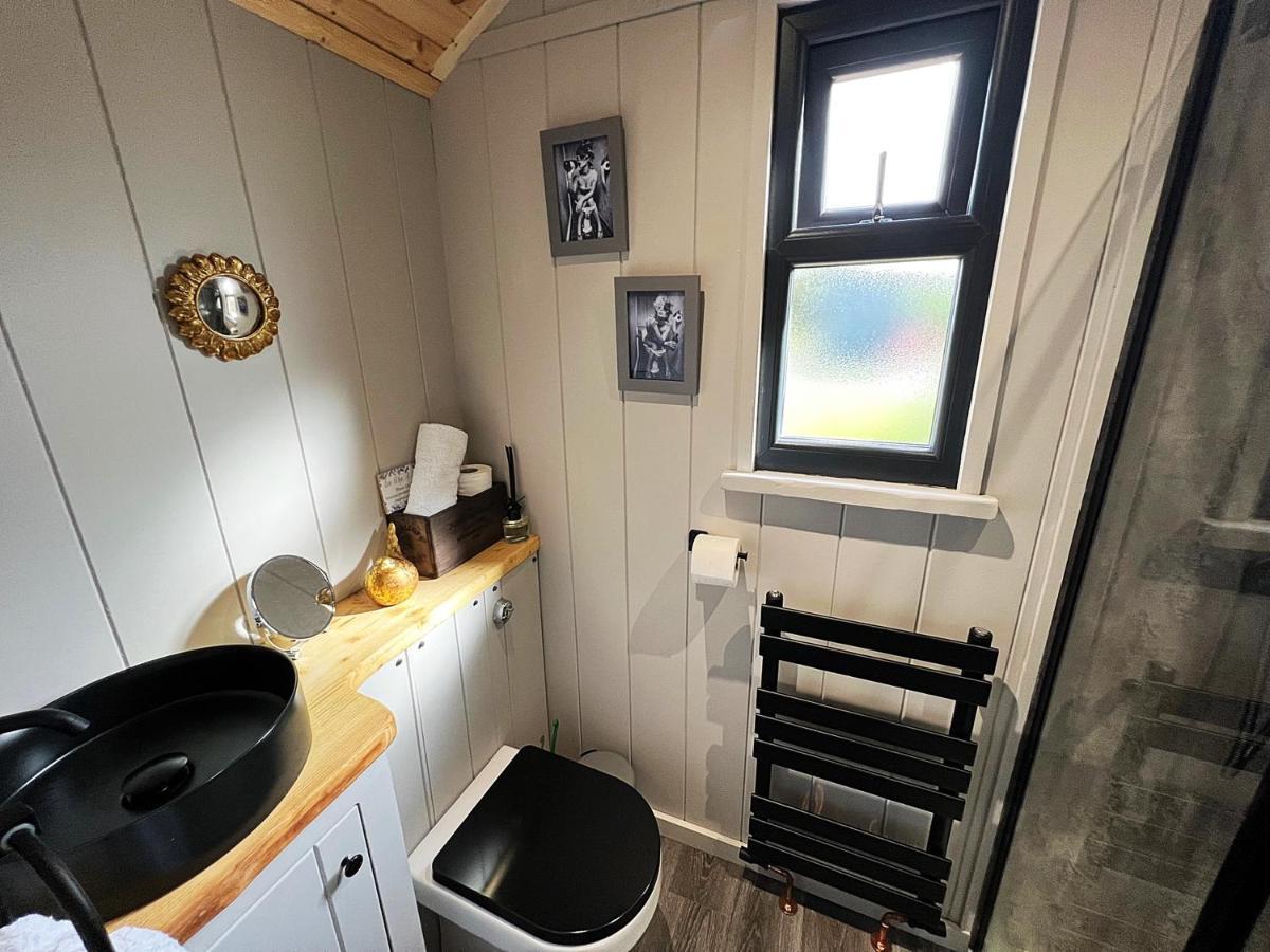Luxury Shepherd Hut In The Peak District Bakewell Extérieur photo