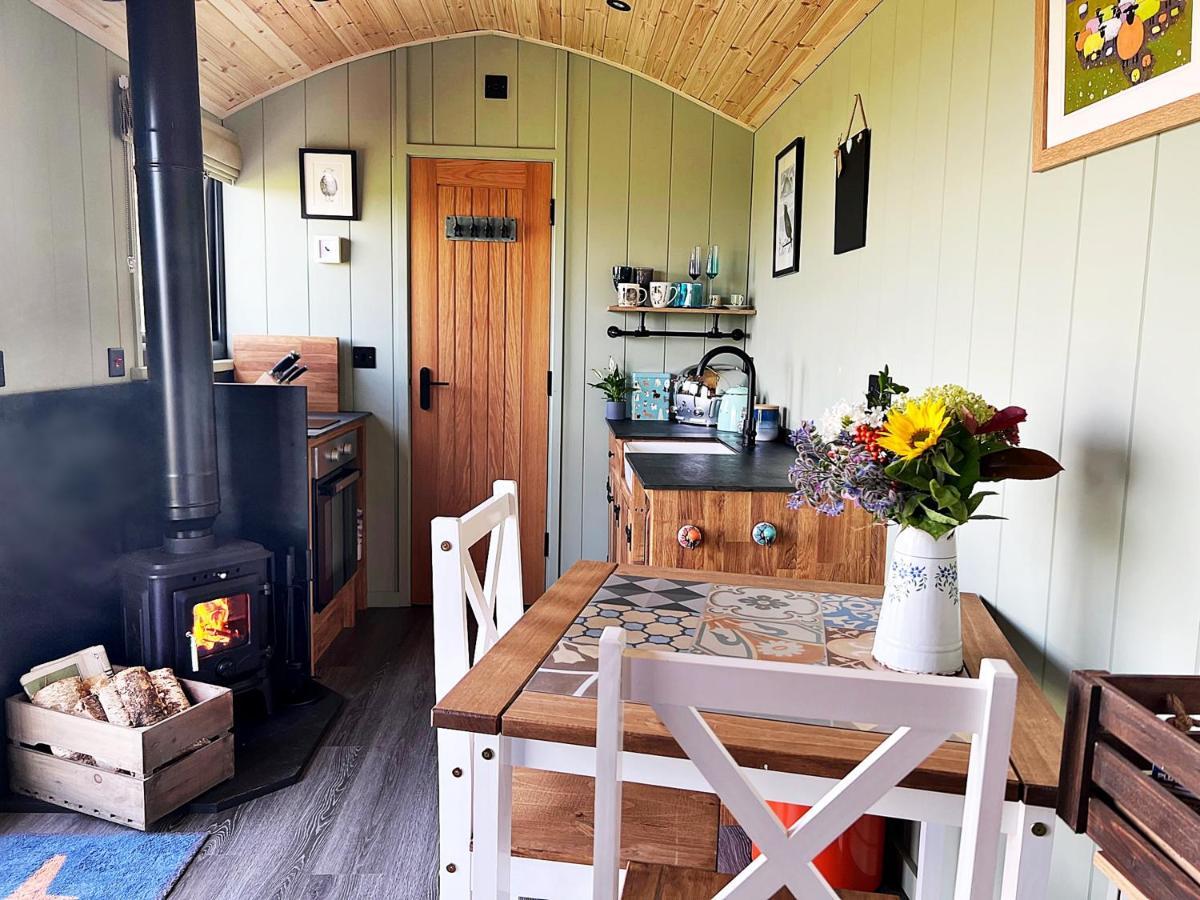 Luxury Shepherd Hut In The Peak District Bakewell Extérieur photo