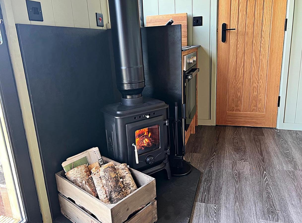Luxury Shepherd Hut In The Peak District Bakewell Extérieur photo